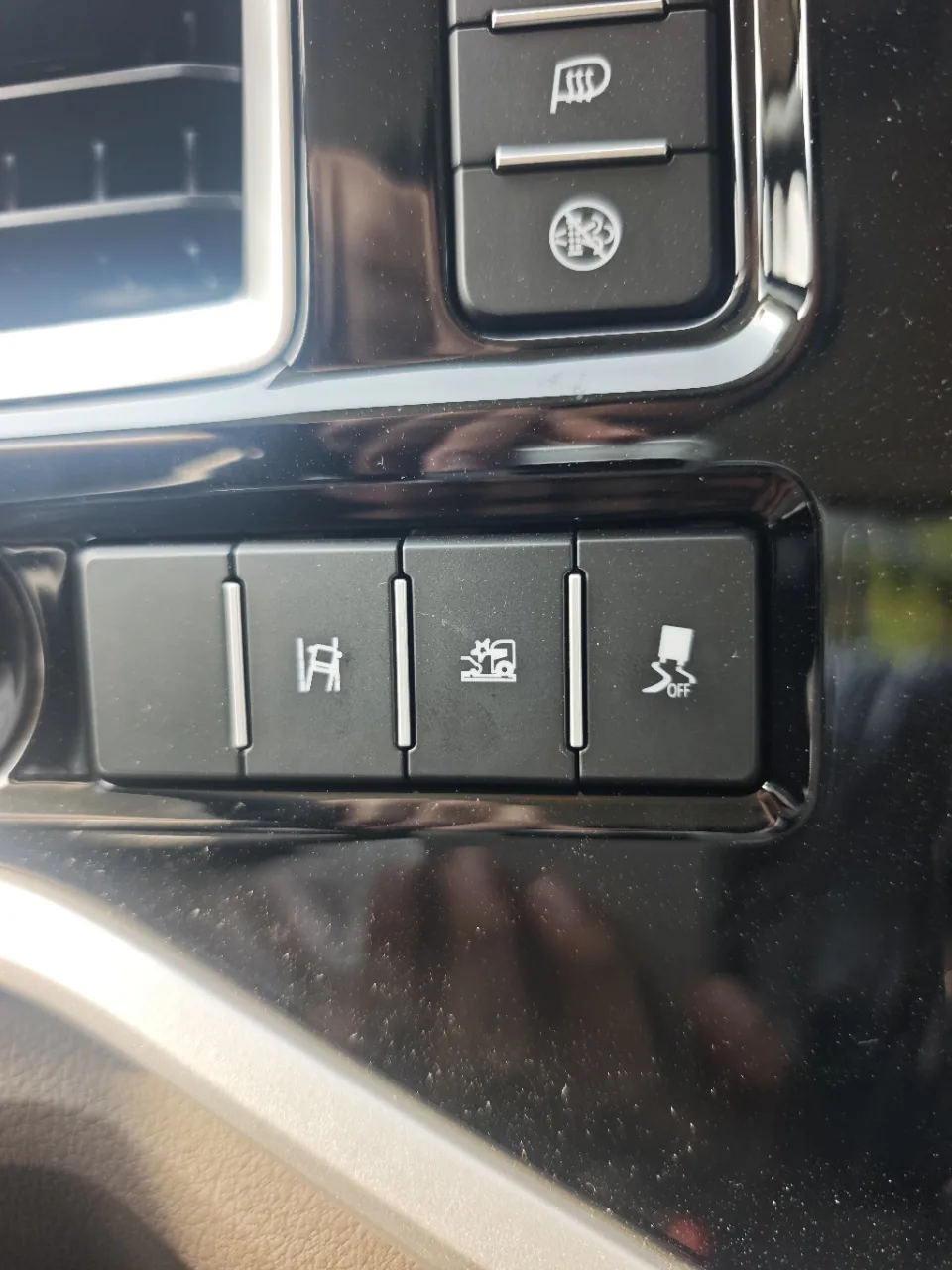 江淮骏铃S9危险品厢式运输车 中控功能按键区特写实拍