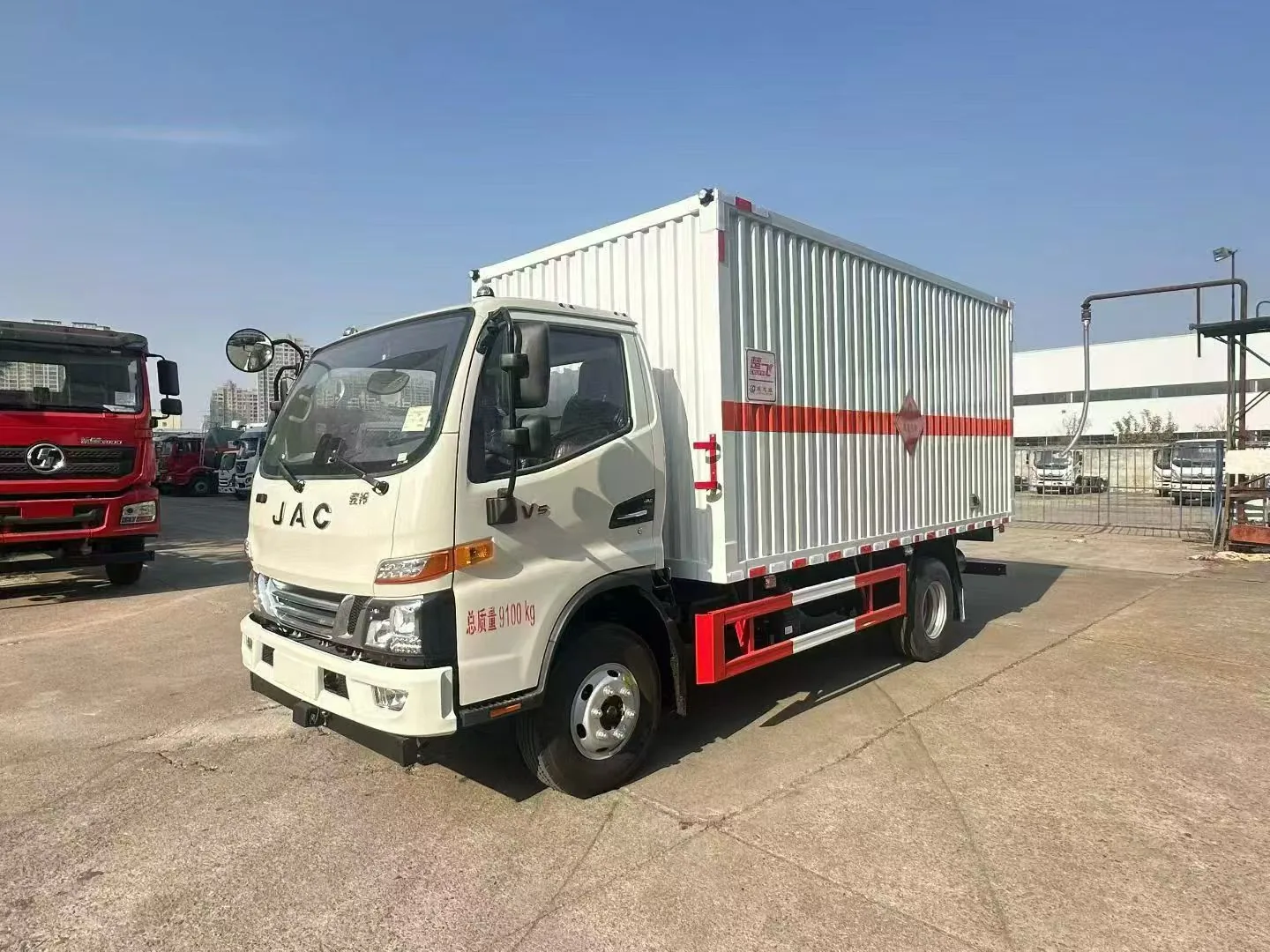 江淮骏铃危险品厢式运输车 左前45度实拍 瓦楞箱体配置+红色车架+总质量9100kg标牌