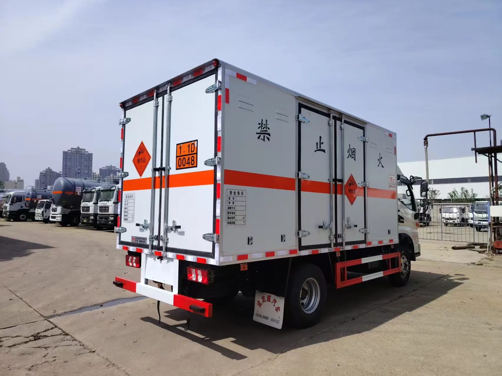 江淮骏铃爆破器材运输车 右后45度实拍 爆炸品1.1D菱形标志+侧门+安全告示