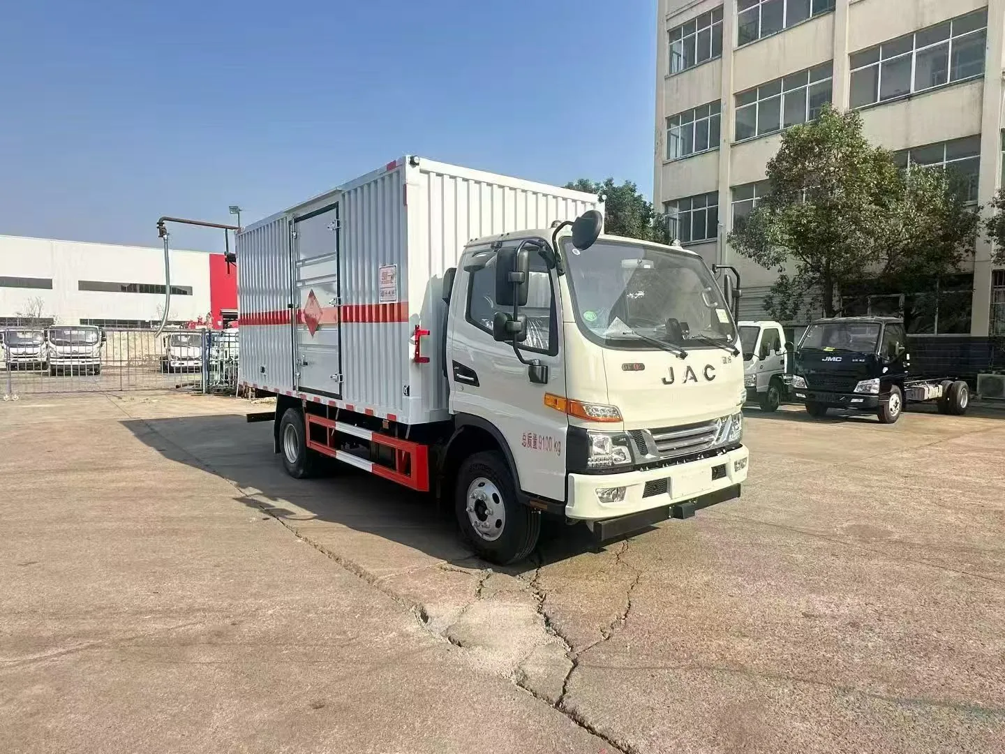 江淮骏铃瓦楞箱体危险品运输车 右前45度实拍 白色瓦楞厢体+橙色反光带+菱形危险品标志