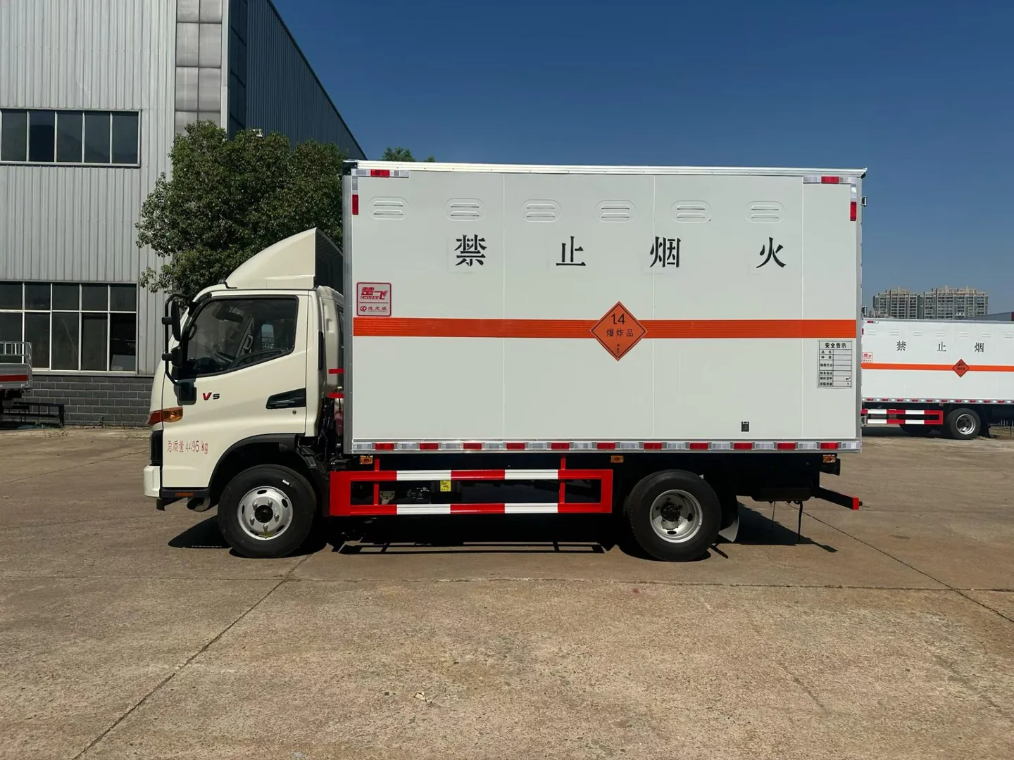 江淮骏铃爆炸品厢式运输车 右侧实拍 复合厢体+1.4爆炸品菱形标+禁止烟火