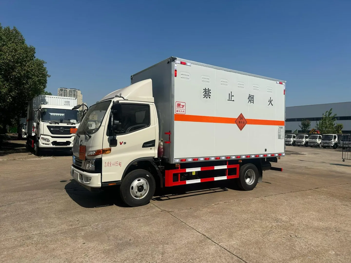 江淮骏铃蓝牌危货车 左前45度实拍 爆炸品厢体+总质量4495kg标牌