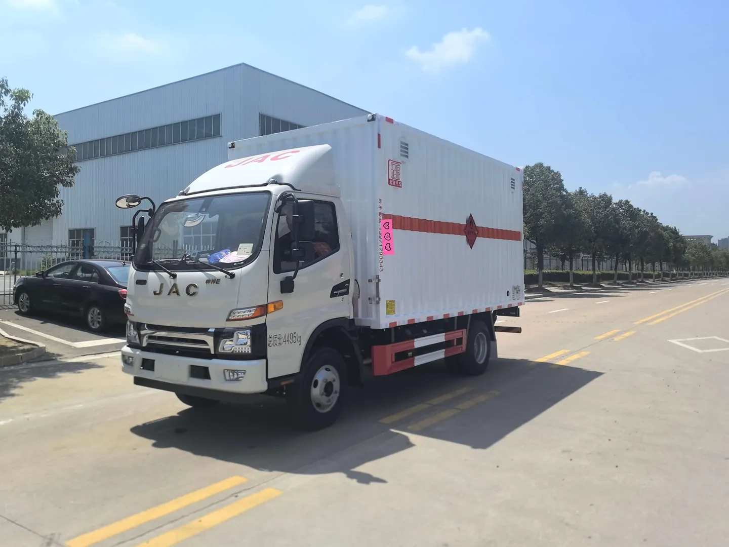 江淮帅铃E易燃气体厢式运输车 左前45度实拍 复合厢体+易燃气体菱形标