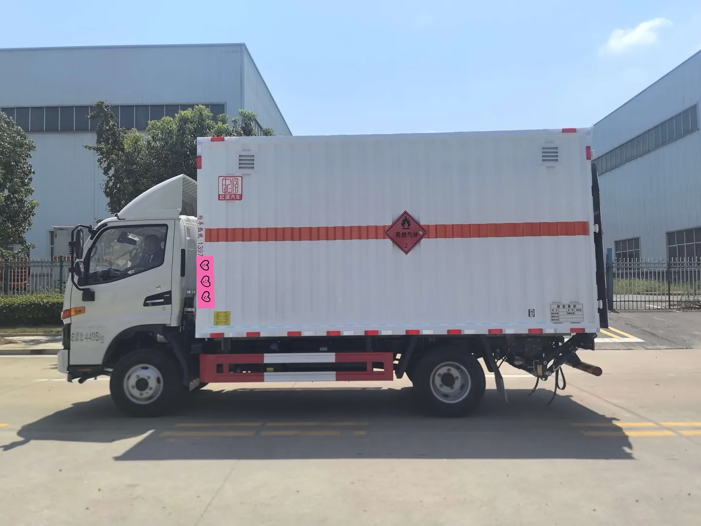 江淮骏铃蓝牌危险品厢式车 右侧实拍 复合厢体+橙色反光带