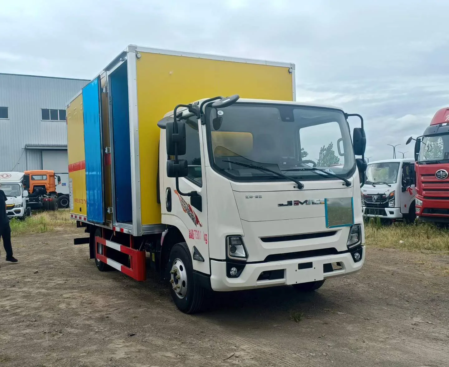 江铃宽体新款顺达黄牌3.9吨危险品运输车 整车左前 45 度实拍：江铃蓝焰白头驾驶室 + 蓝黄双色厢体（黄色主厢 + 蓝色侧门）+ 总质量 7300kg 标牌 + 7.00R16 钢丝防爆胎