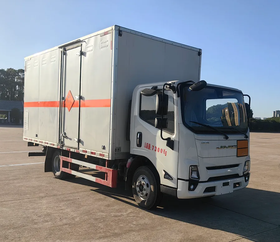 江铃宽体新款顺达黄牌3.9吨危险品运输车