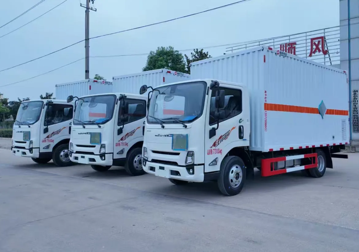 江铃顺达黄牌3.9吨危险品运输车 三台同款右前45度队列实拍 江铃JMC前脸+危险品厢体