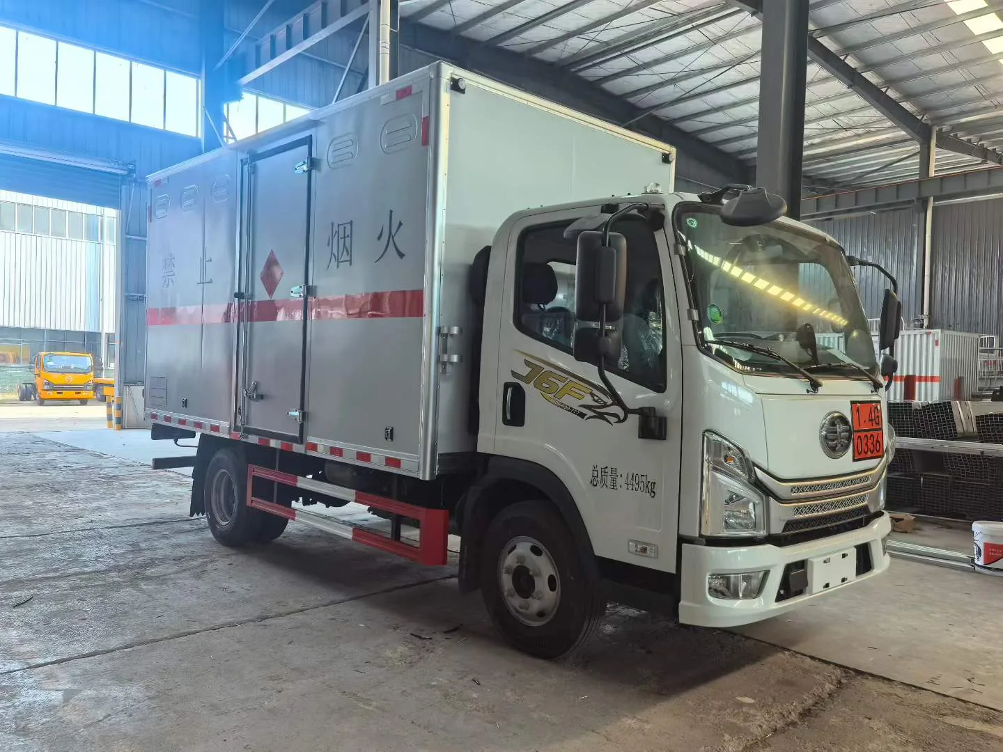 解放蓝牌爆破器材运输车 右前45度实拍 一汽解放J6F驾驶室+危化专用厢体