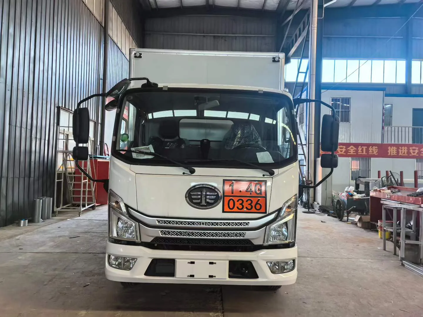 解放蓝牌爆破器材运输车 车头正面实拍 一汽解放前脸+中体驾驶室+临牌