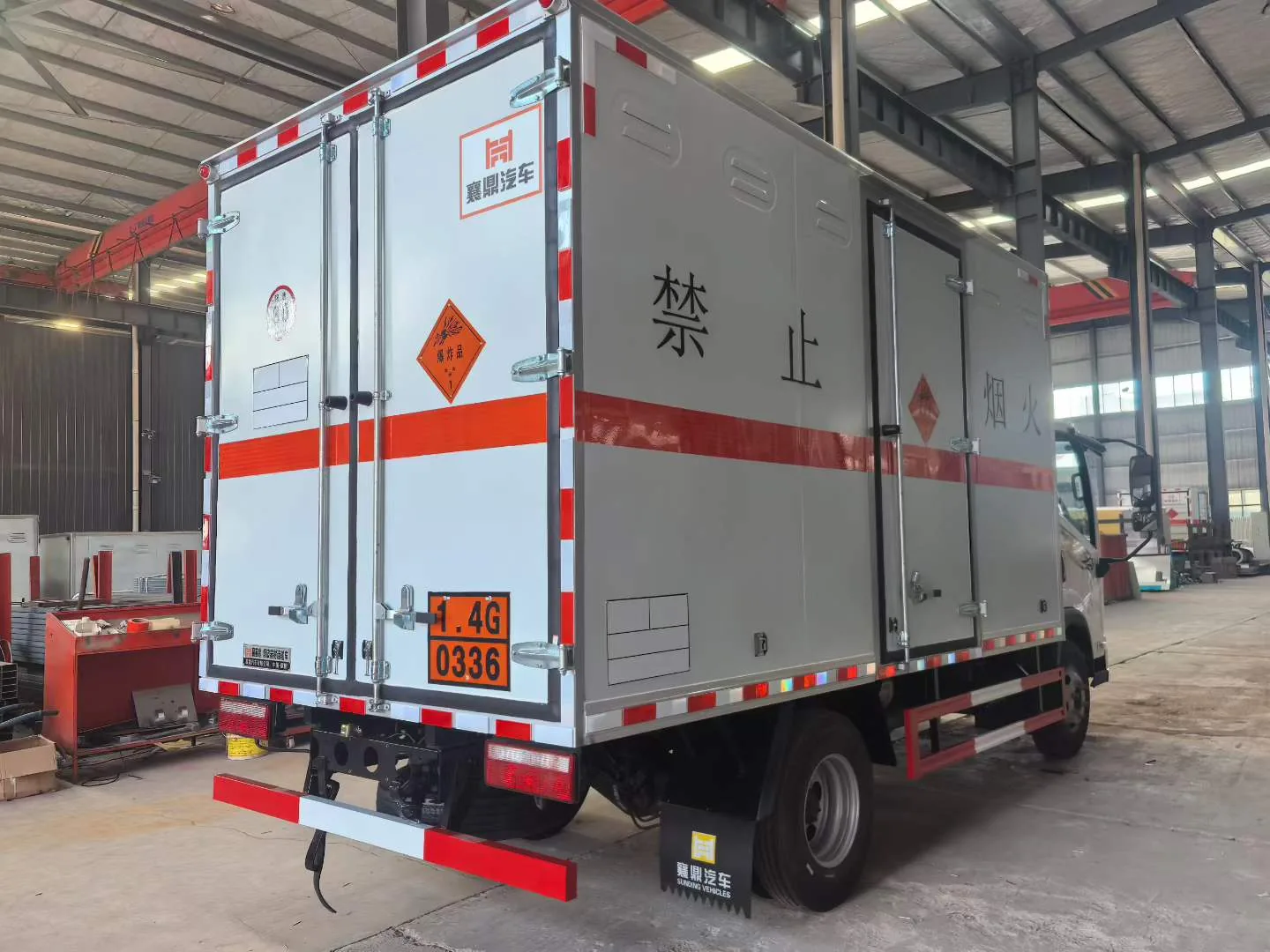 解放蓝牌爆破器材运输车 左后45度实拍 后门双开+危险品标志+橙色反光带