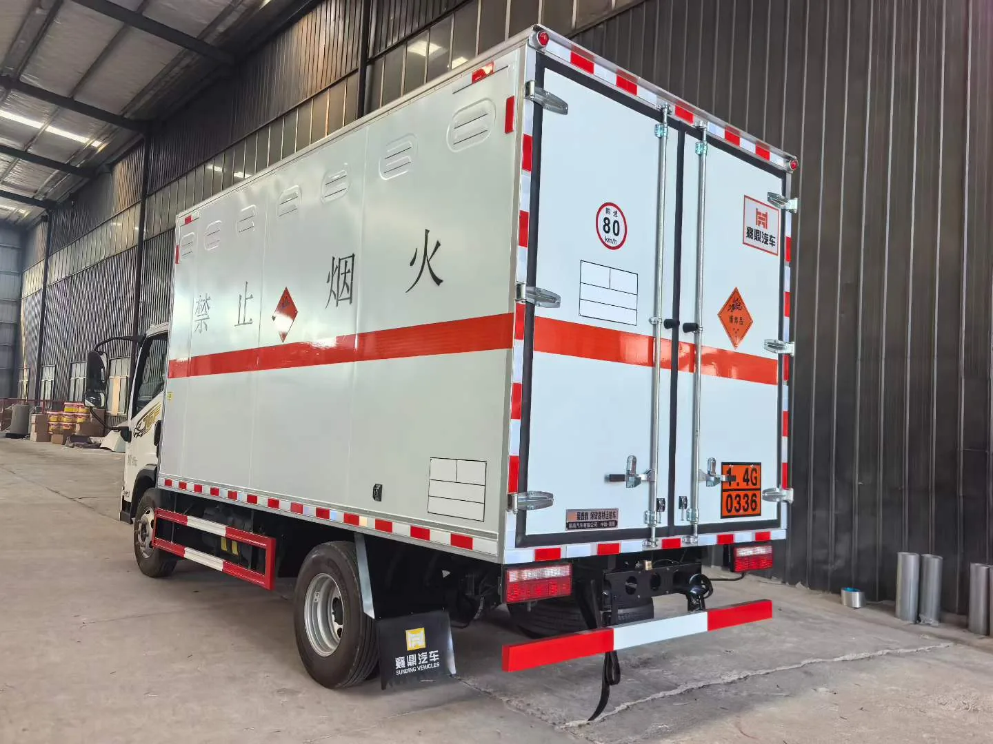 解放蓝牌爆破器材运输车 右后45度实拍 厢体后部+侧门+爆炸品菱形标识