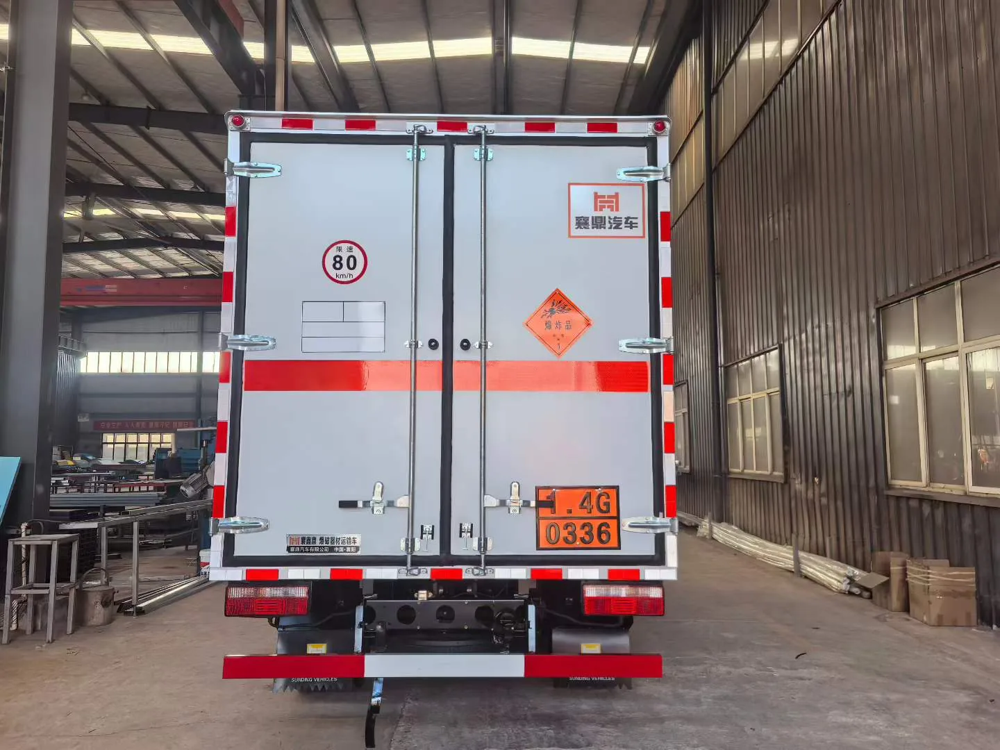 解放蓝牌爆破器材运输车 正后方实拍 后门双开+严禁烟火告示+危险品牌+尾部反光带