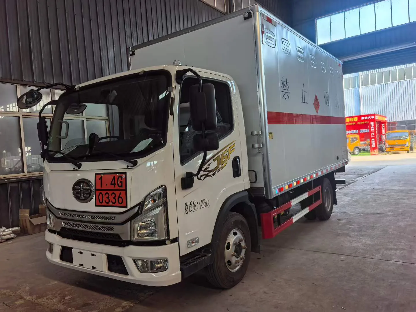 解放蓝牌爆破器材运输车 左前45度实拍 白色厢体+橙色反光带+禁止烟火标识+爆炸品菱形标志