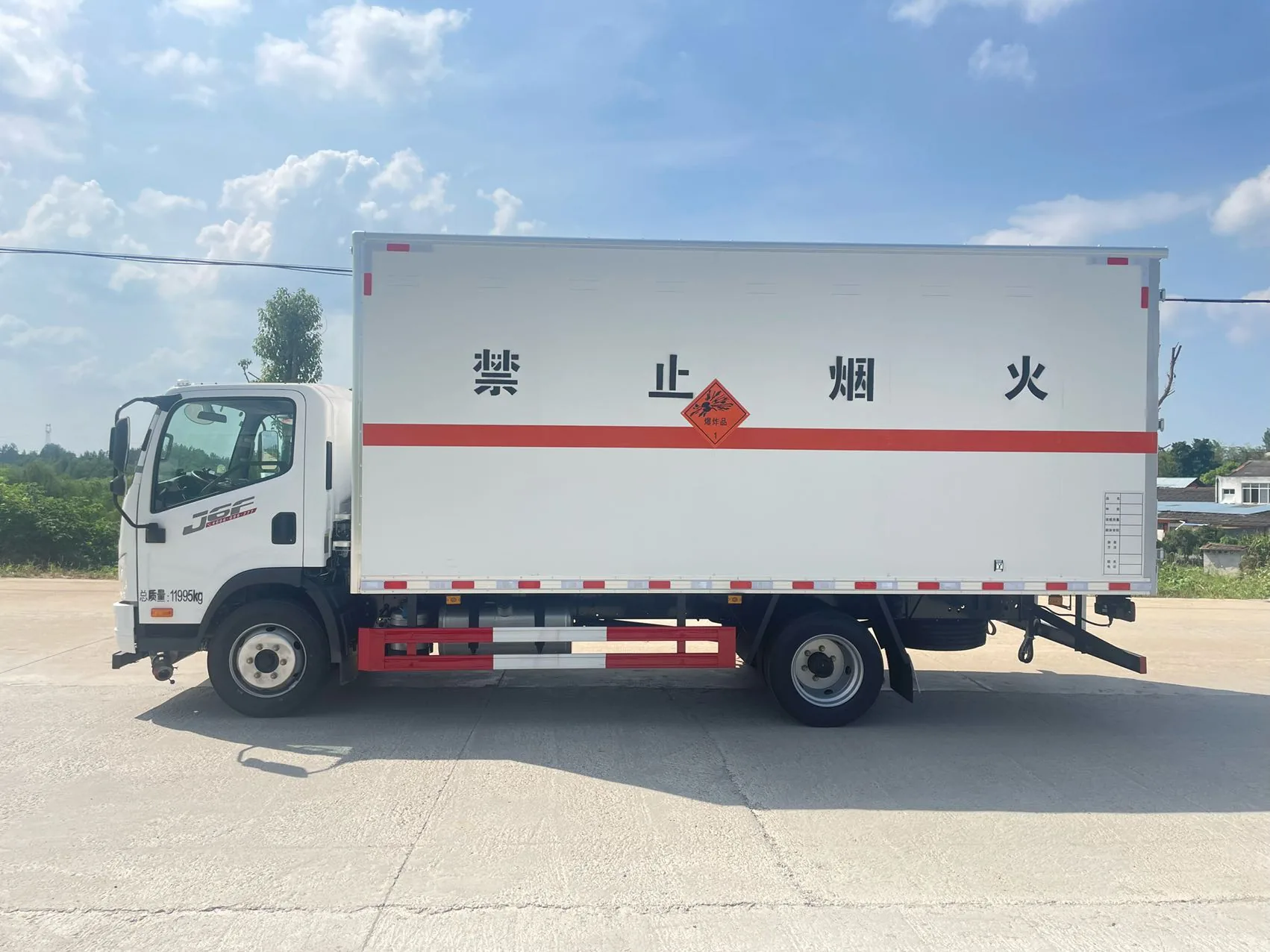 解放J6F黄牌5米5厢长爆破器材危险品厢式运输车 整车正侧面实拍：解放J6F白头驾驶室（J6F字标）+ 白色复合厢体 + 红色反光腰线 + 爆炸品菱形标识 + 禁止烟火字样 + 总质量11995kg