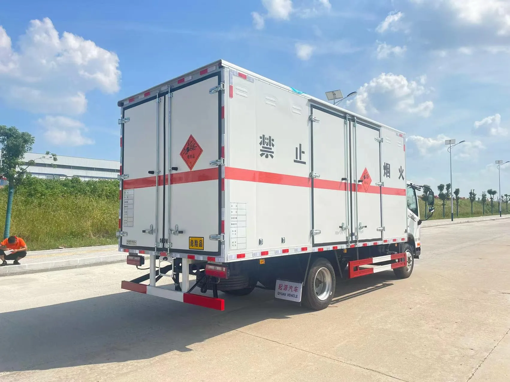 解放J6F黄牌5米5厢长爆破器材危险品厢式运输车 整车左后45度实拍：白头驾驶室 + 白色复合厢体 + 红色反光腰线 + 禁止烟火字样 + 起源汽车车标