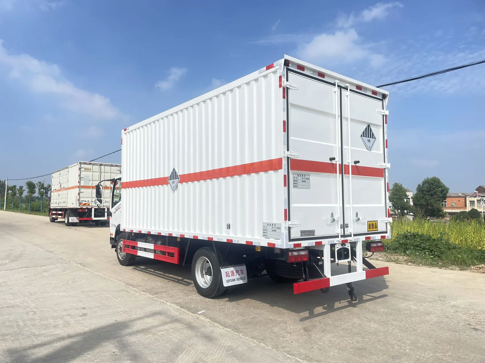 解放J6F黄牌5米2厢长危化品厢式运输车 白色厢体整车后方实拍：解放同款驾驶室 + 白色瓦楞厢体 + 后双开门 + 黄色菱形禁止烟火标识 + 起源汽车车标