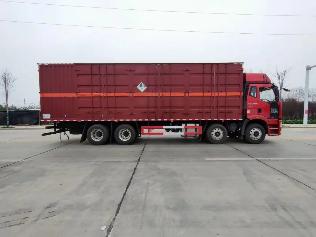 解放J6L前四后八危险品厢式运输车 整车左正侧实拍，可看到驾驶室四点螺簧悬置与8气囊后悬