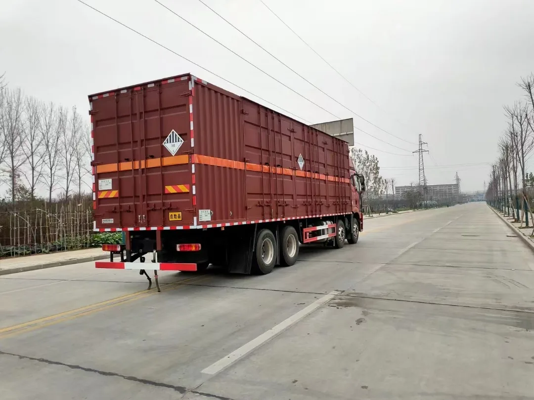 解放J6L前四后八危险品厢式运输车 整车右后 45 度实拍
