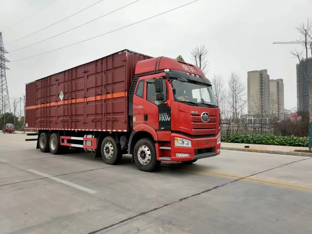 解放J6L前四后八危险品厢式运输车