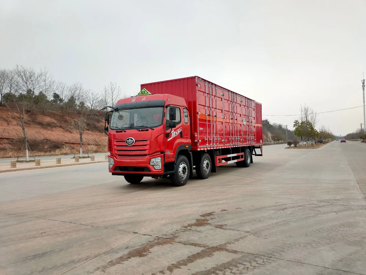 解放JK6 25.5吨三轴危险品厢式运输车