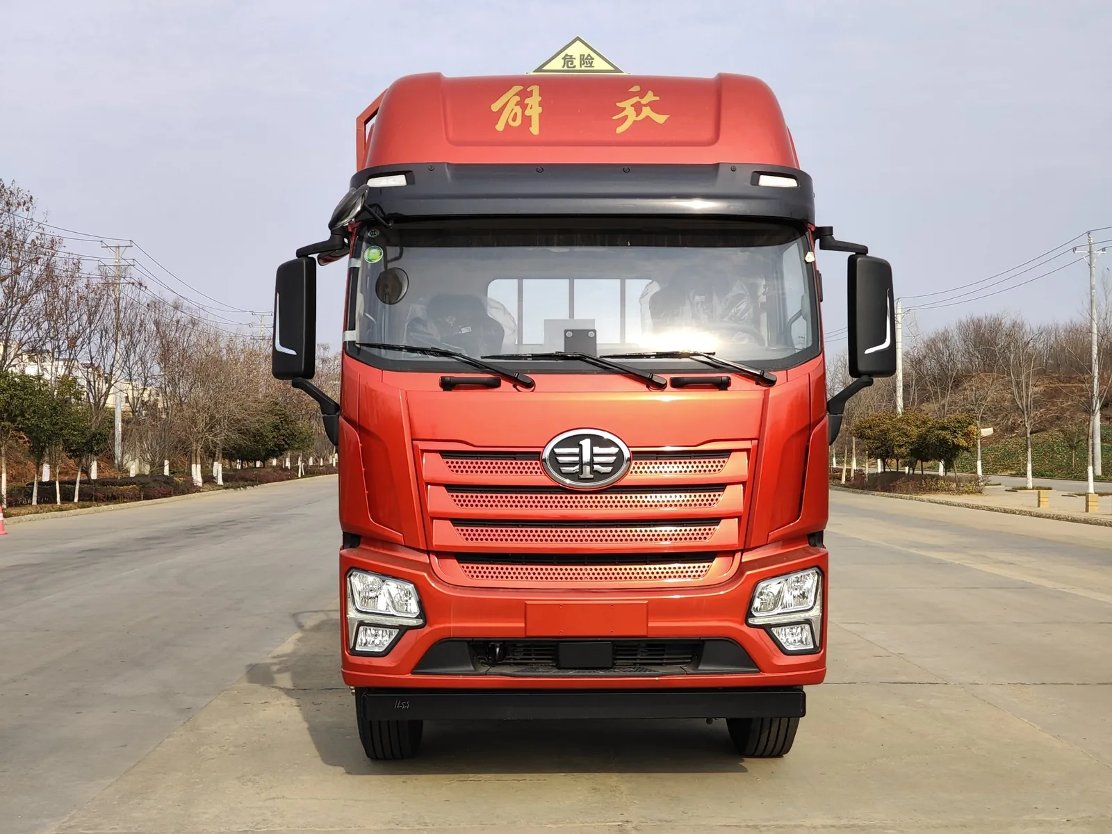 解放JK6前四后八高栏板气瓶运输车 正面实拍，解放前脸格栅与危险品三角顶灯