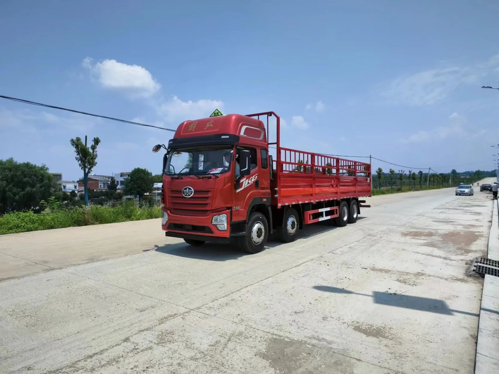 解放JK6前四后八高栏板气瓶运输车 左前45度实拍，马路上高栏板整车形态