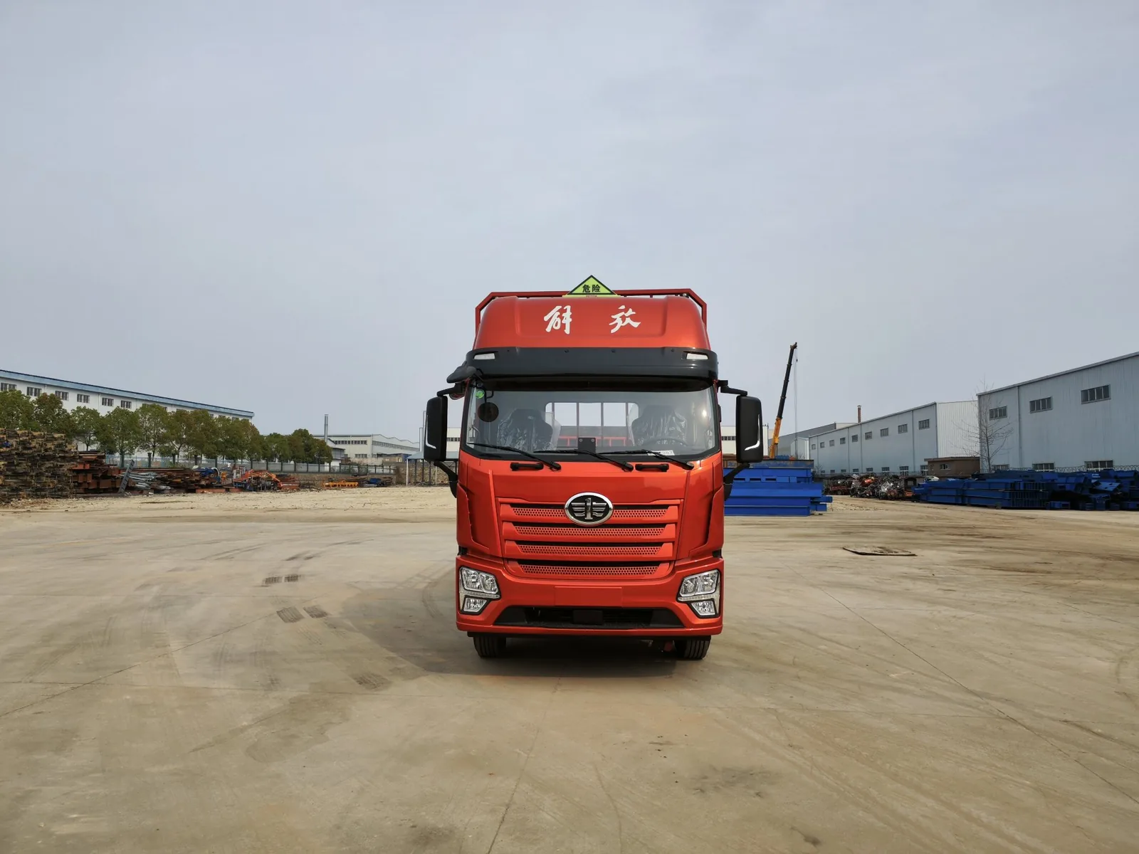 解放JK6单桥高栏板气瓶运输车 正面实拍，解放前脸格栅带危险品标识与三角顶灯