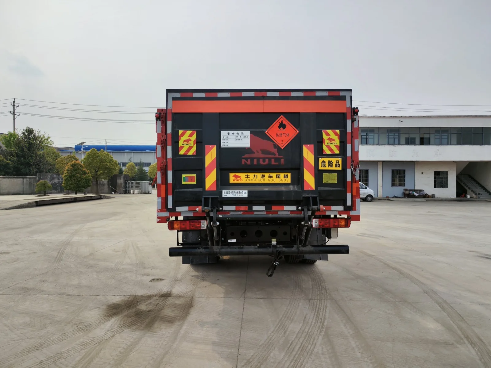 解放JK6单桥高栏板气瓶运输车 正后尾实拍，尾板易燃气体2类菱形标、危险品牌与安全告示牌