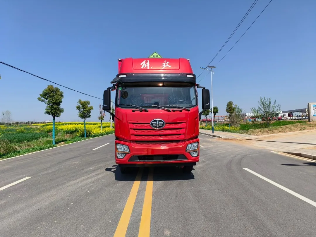 解放JK6单桥9.6米危险品厢式运输车 正面实拍：JK6高顶全浮驾驶室 + 危险品三角顶灯 + 玉柴270马力危化专用底盘，轴距7100mm