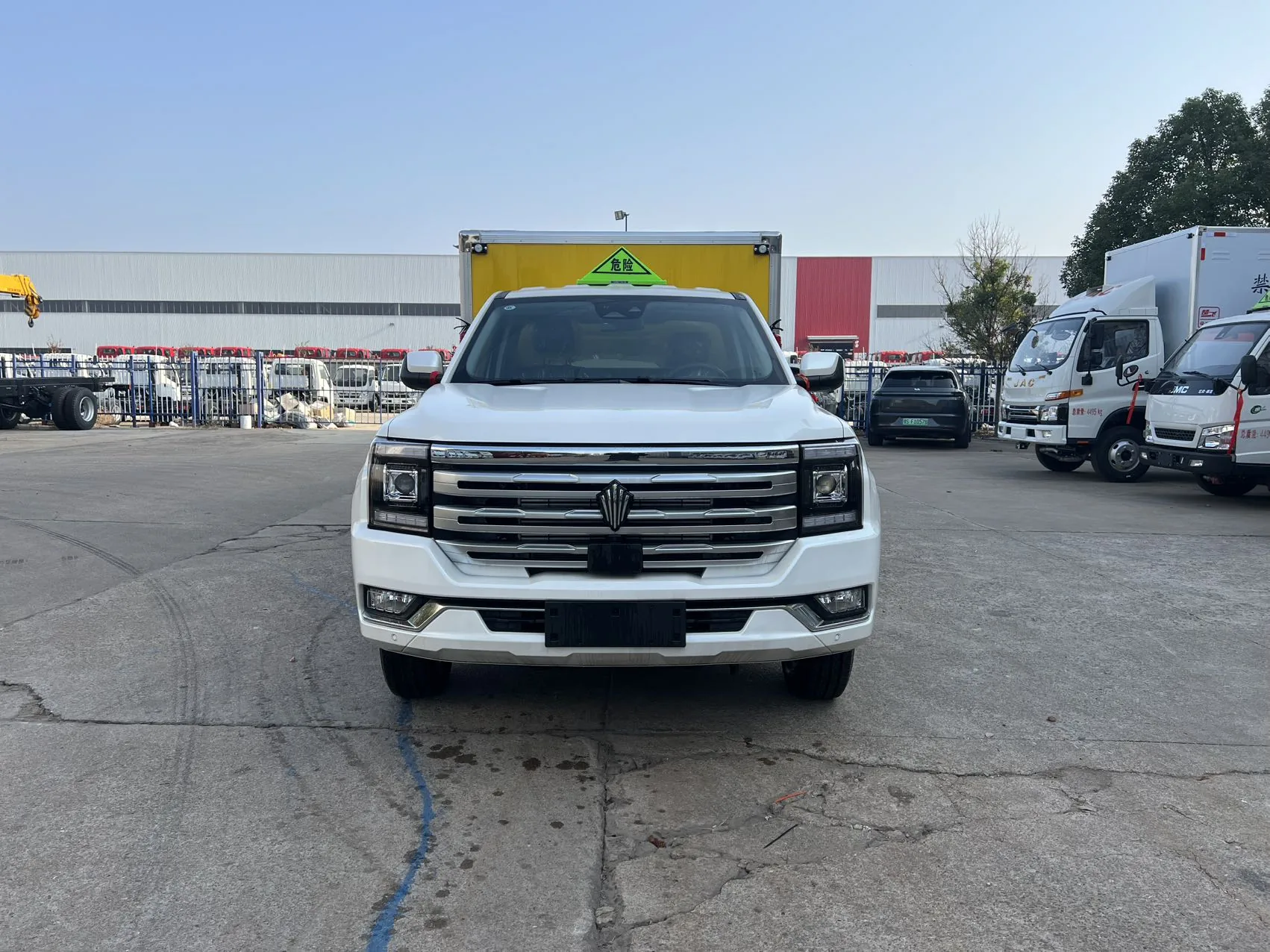 江铃大道皮卡爆破器材运输车 正面实拍：大道皮卡镀铬格栅前脸 + 危险品三角顶灯 + 前部组合大灯
