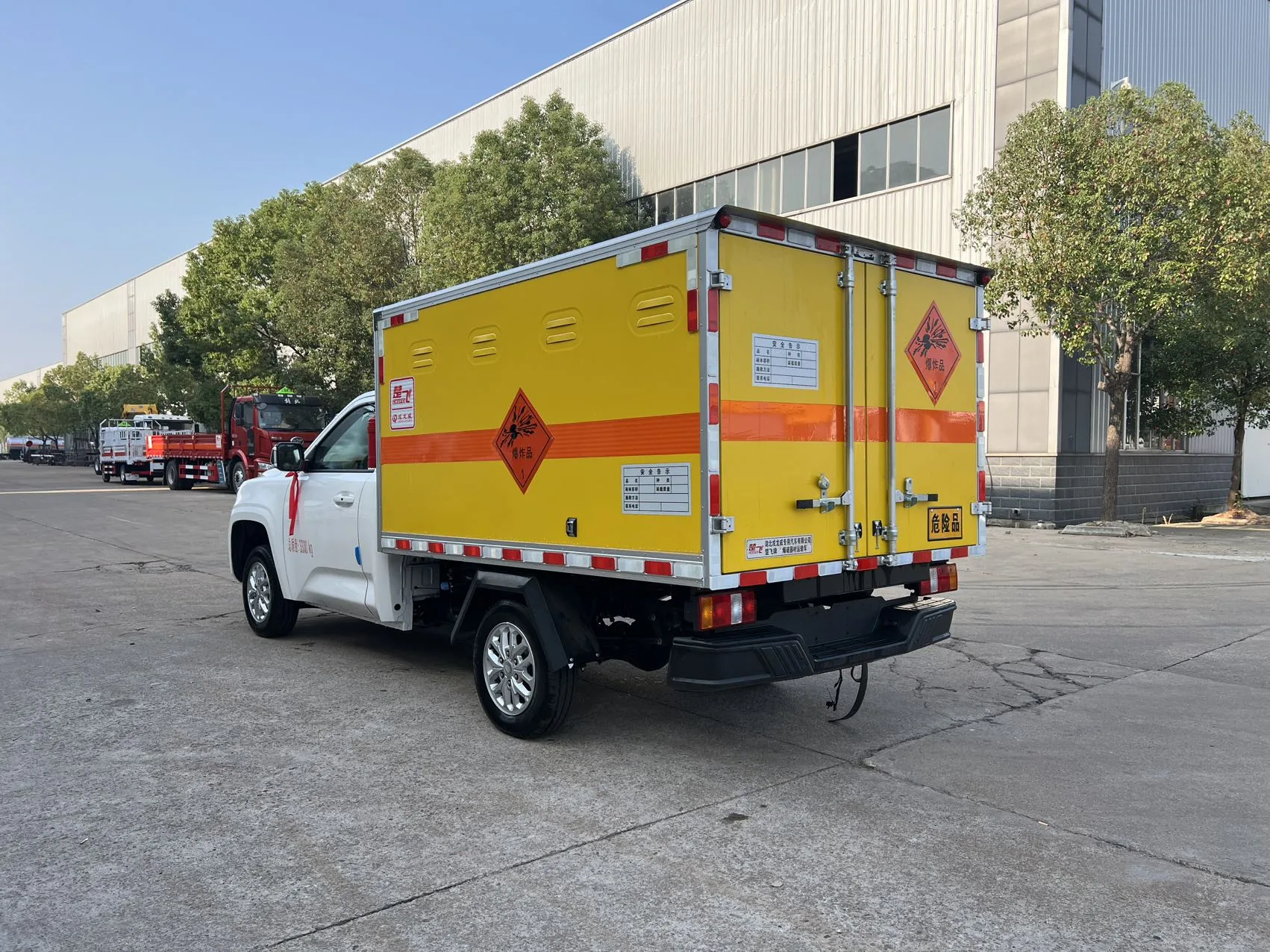 江铃大道皮卡爆破器材运输车 右后45度实拍：厢体双后门开启状态 + 内部卧环结构 + 后部危险品标志与反光标识 + 皮卡货斗式底盘