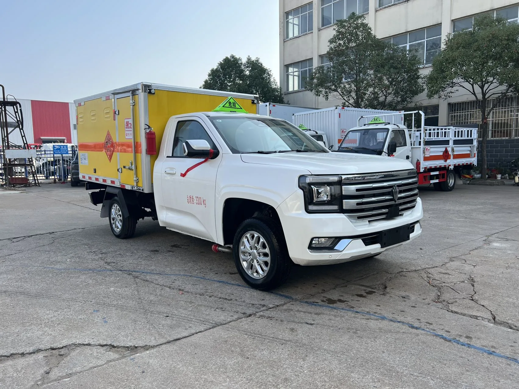 江铃大道皮卡爆破器材运输车 右前45度实拍：白色大道单排皮卡驾驶室 + 黄色冷板厢体 + 危险品三角顶灯 + 驾驶室门喷总质量3300kg + 侧门 + 随车灭火器