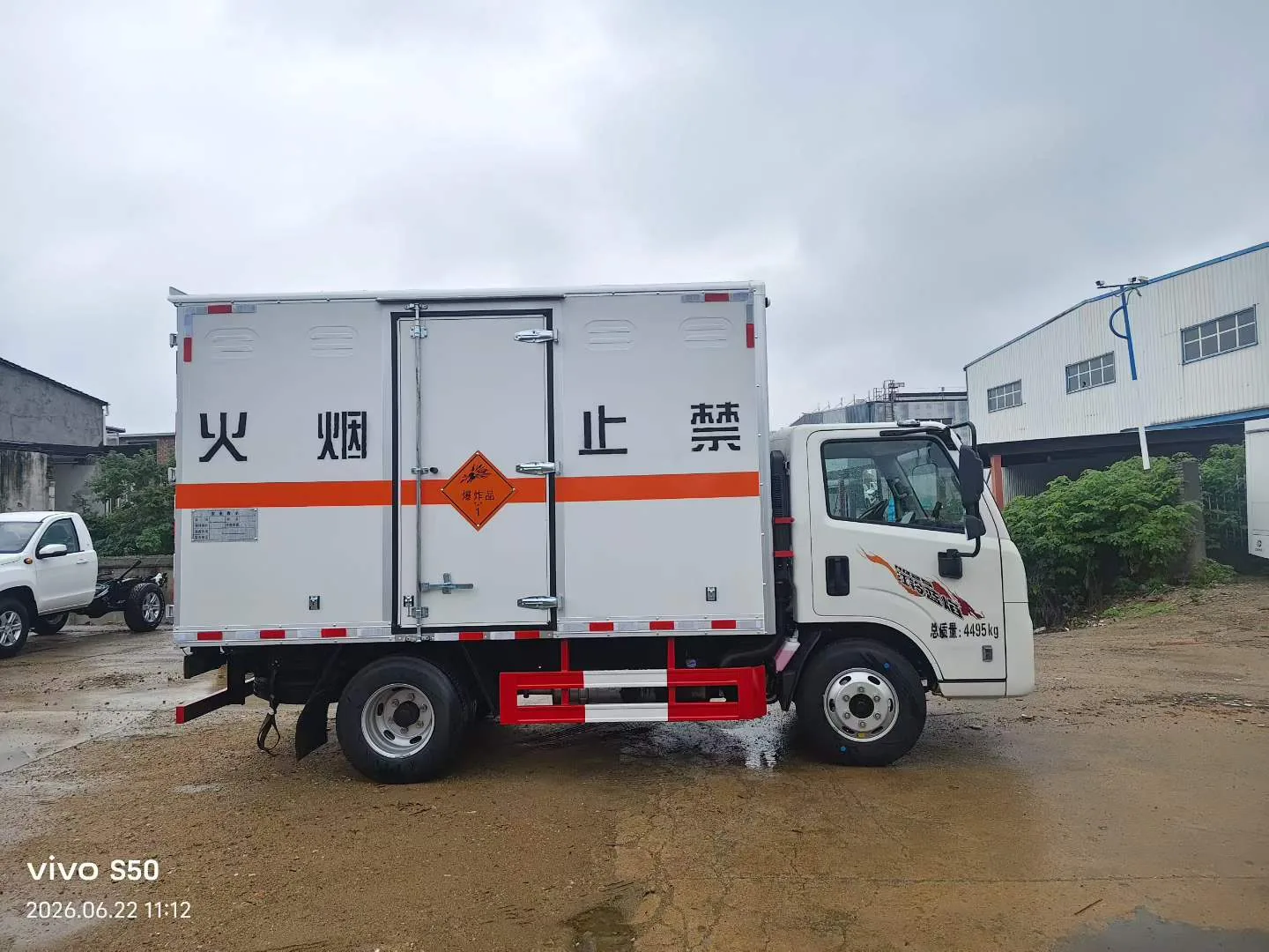 江铃新款顺达危险品运输车正侧面实拍，厢体易燃气体标识与右侧前部单开门