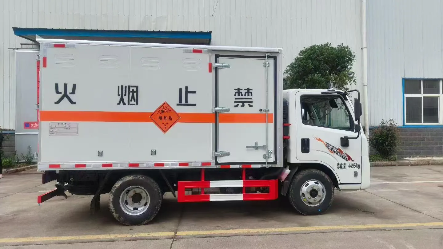 江铃新款顺达危险品运输车正侧面实拍，厢体爆炸品标识与右侧前部单开门