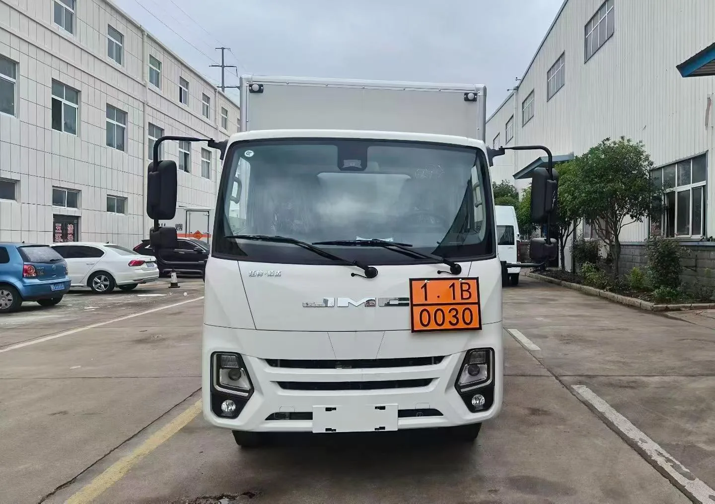 江铃新款顺达危险品运输车正面实拍，JMC 前脸与爆破器材类车牌架