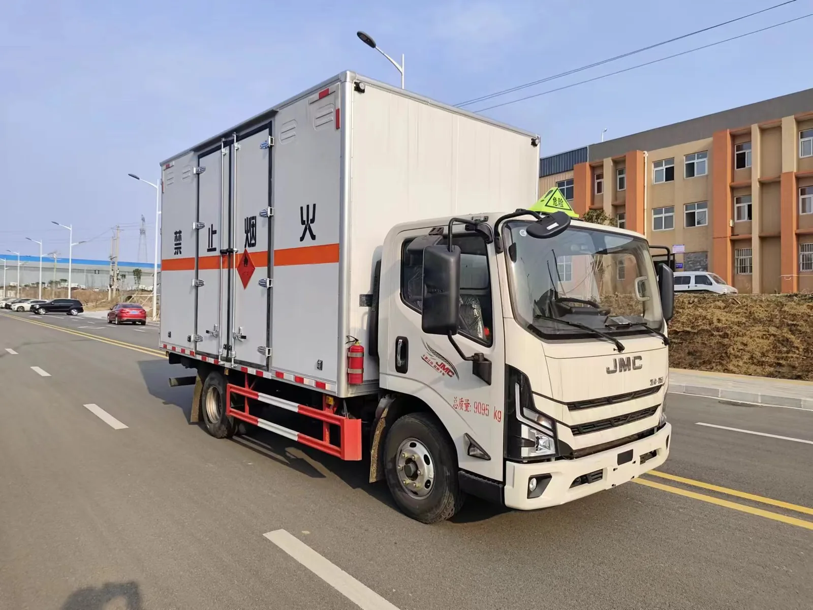 江铃新凯运四公告危险品厢式运输车 右前45度实拍：白色厢体（禁止烟火字样+红色菱形标志）+ 橙色反光带 + 危险品顶灯 + 7.50R16轮胎
