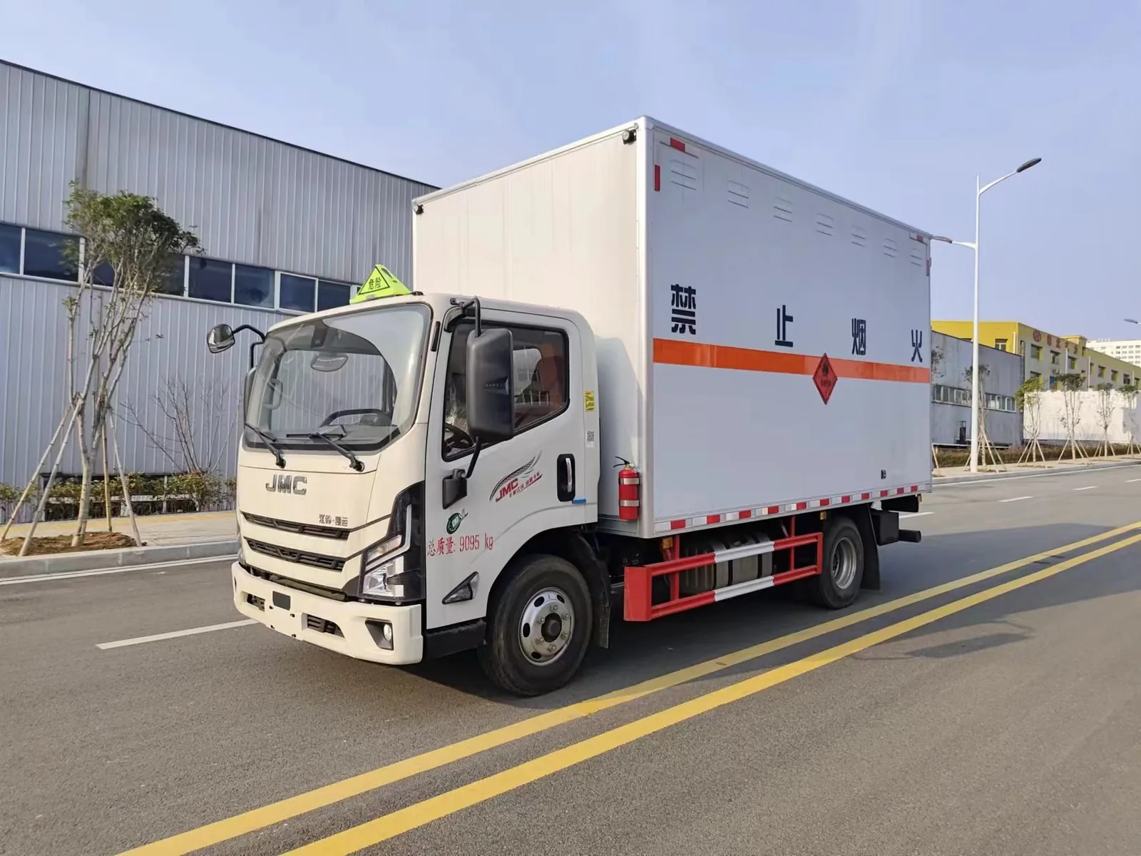 江铃新凯运黄牌5吨危险品厢式车 左前45度实拍：白色厢体（禁止烟火大字+红色菱形牌）+ 铝合金包边 + 危险品三角顶灯 + 宽体驾驶室