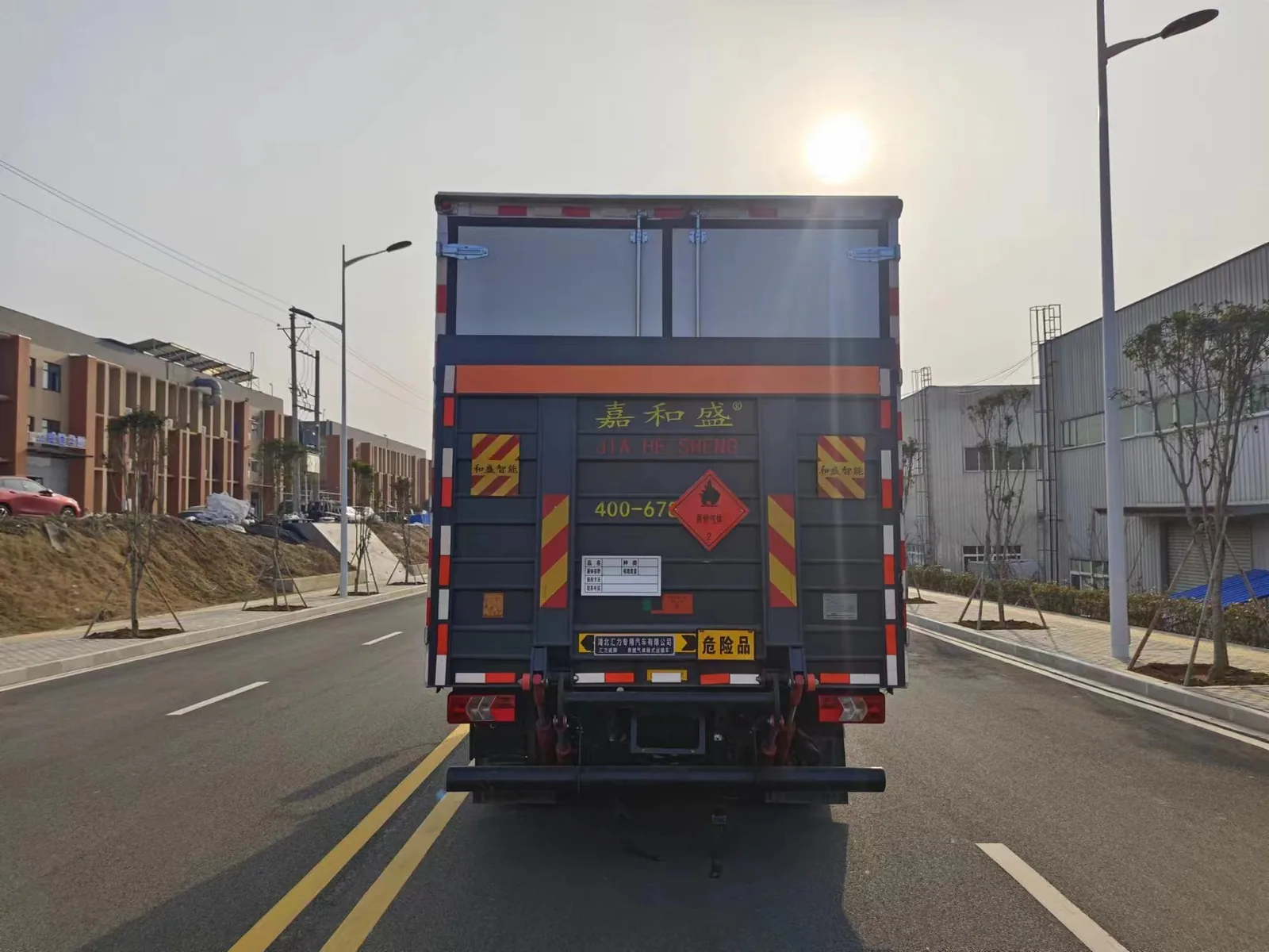 江铃新凯运危险品厢式运输车 尾部正后方实拍：厢体尾部 + 选装液压尾板 + 危险品标志牌 + 黄黑警示后防护 + 一周橙色反光带