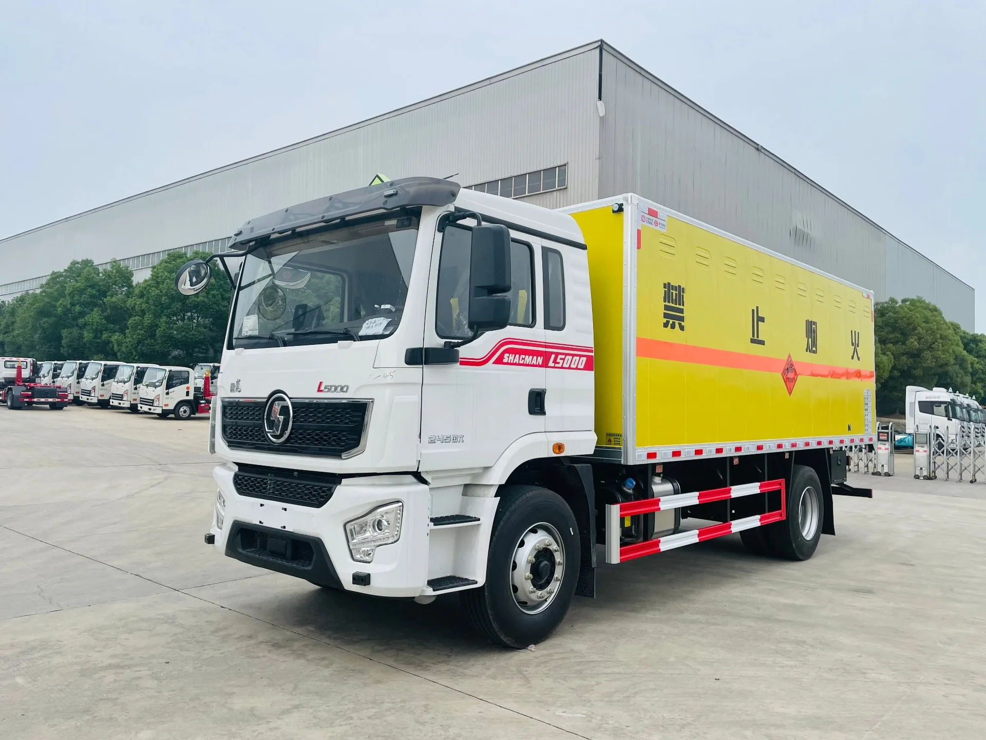陕汽德龙L5000 6米8爆破器材运输车 整车右前 45 度实拍，白色驾驶室正面与右侧平整厢体墙面，「禁止烟火」字样与爆炸品菱形标识清晰可见
