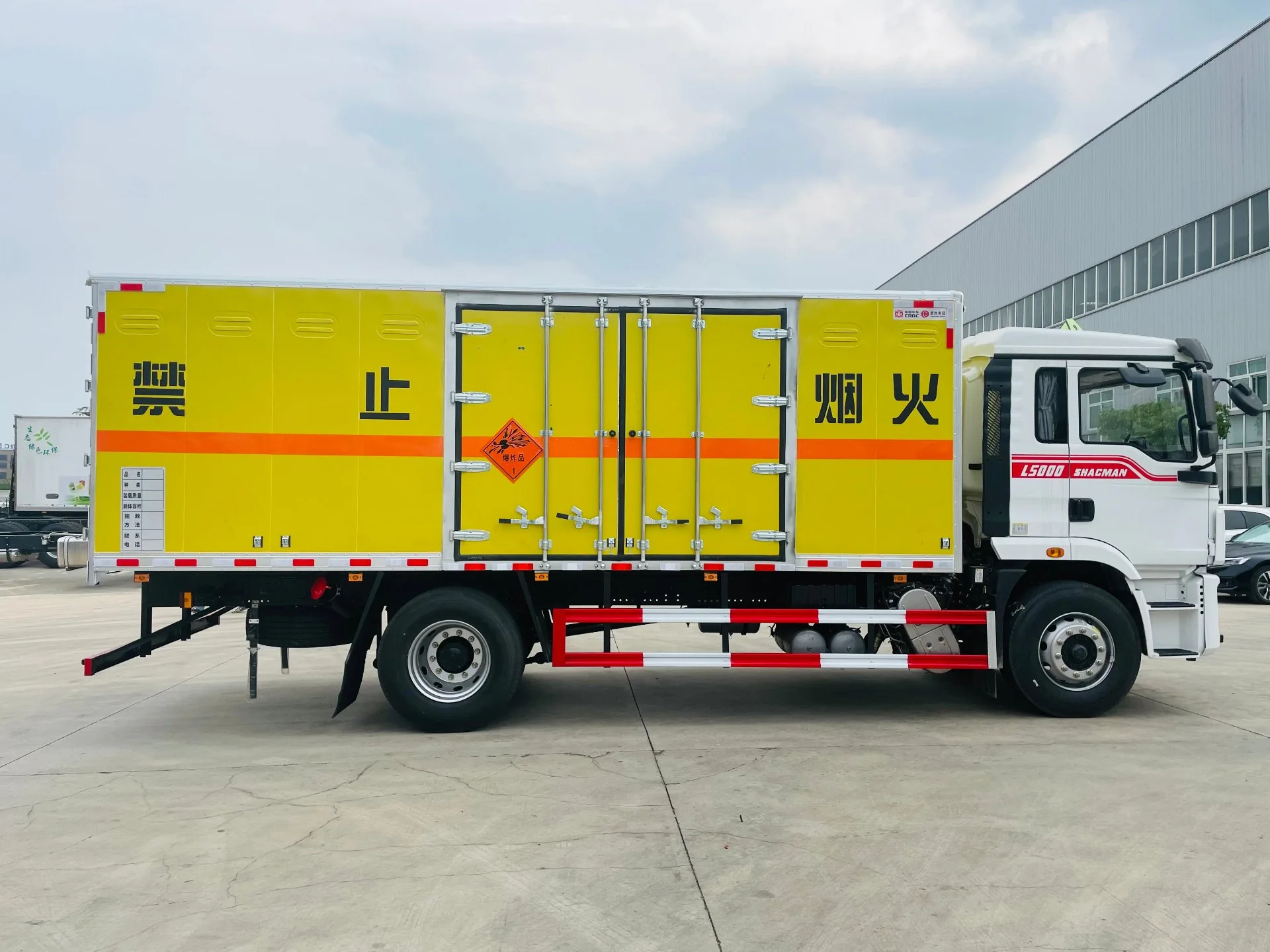 陕汽德龙L5000 6米8爆破器材运输车 左侧正视图，可见厢体侧门、百叶窗通风口、橙色反光带与爆炸品菱形标识、红色侧防护栏