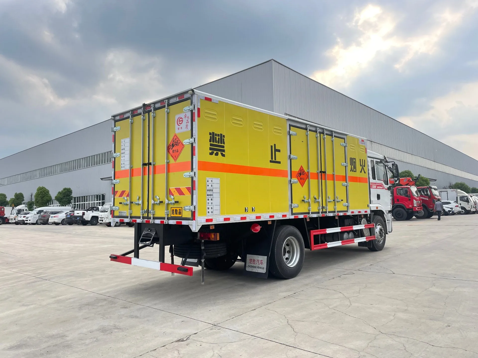 陕汽德龙L5000 6米8爆破器材运输车 左后 45 度实拍，后部对开门与爆闪警示灯、安全告示牌，尾部「陕汽汽车」防护标牌