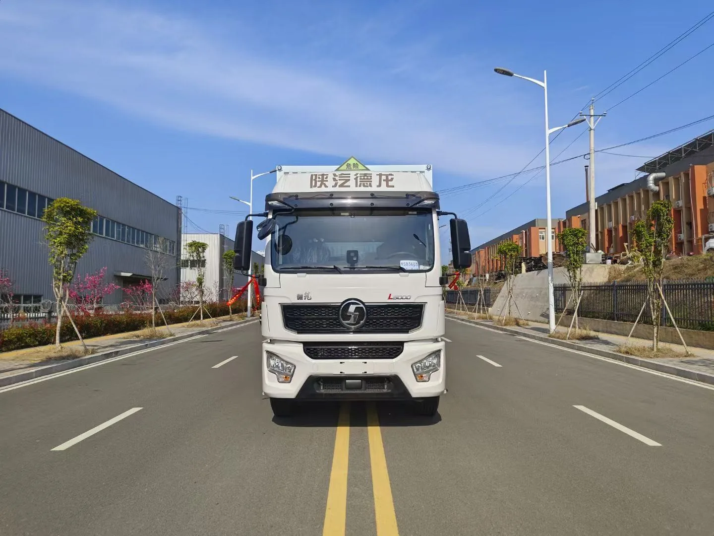 陕汽德龙L5000危化品厢式运输车 正面实拍 德龙L5000标识+危险品三角顶灯