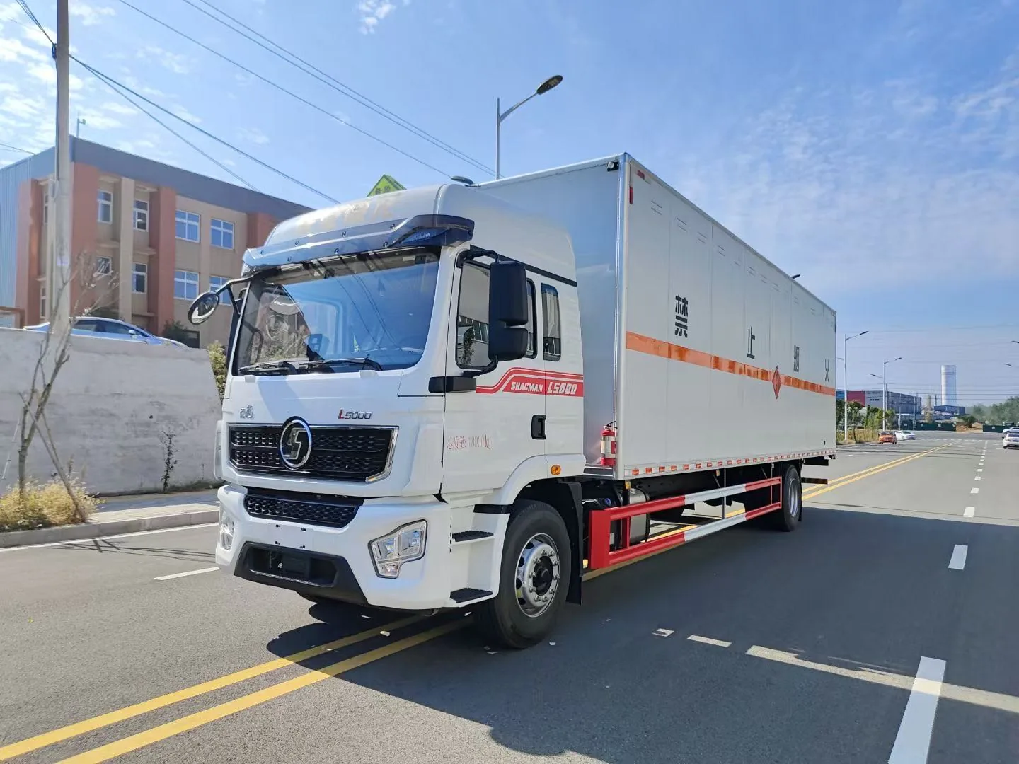 陕汽德龙L5000化工溶剂厢式危险品运输车 左前45度实拍 禁止烟火字样+橙色反光带