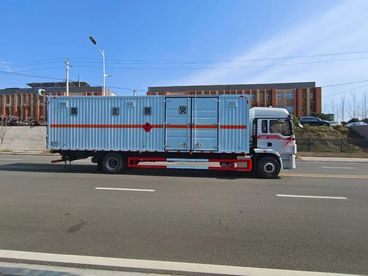 陕汽德龙L5000厢式危险品运输车 左侧正侧实拍 中央对开侧门+禁止烟火标识