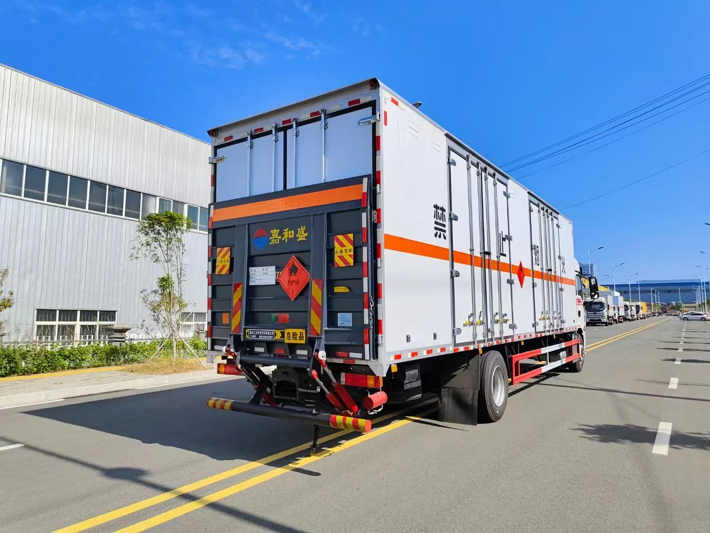 陕汽德龙L5000厢式危险品运输车 左后45度实拍 液压尾板展开+易燃液体菱形标+危险品牌