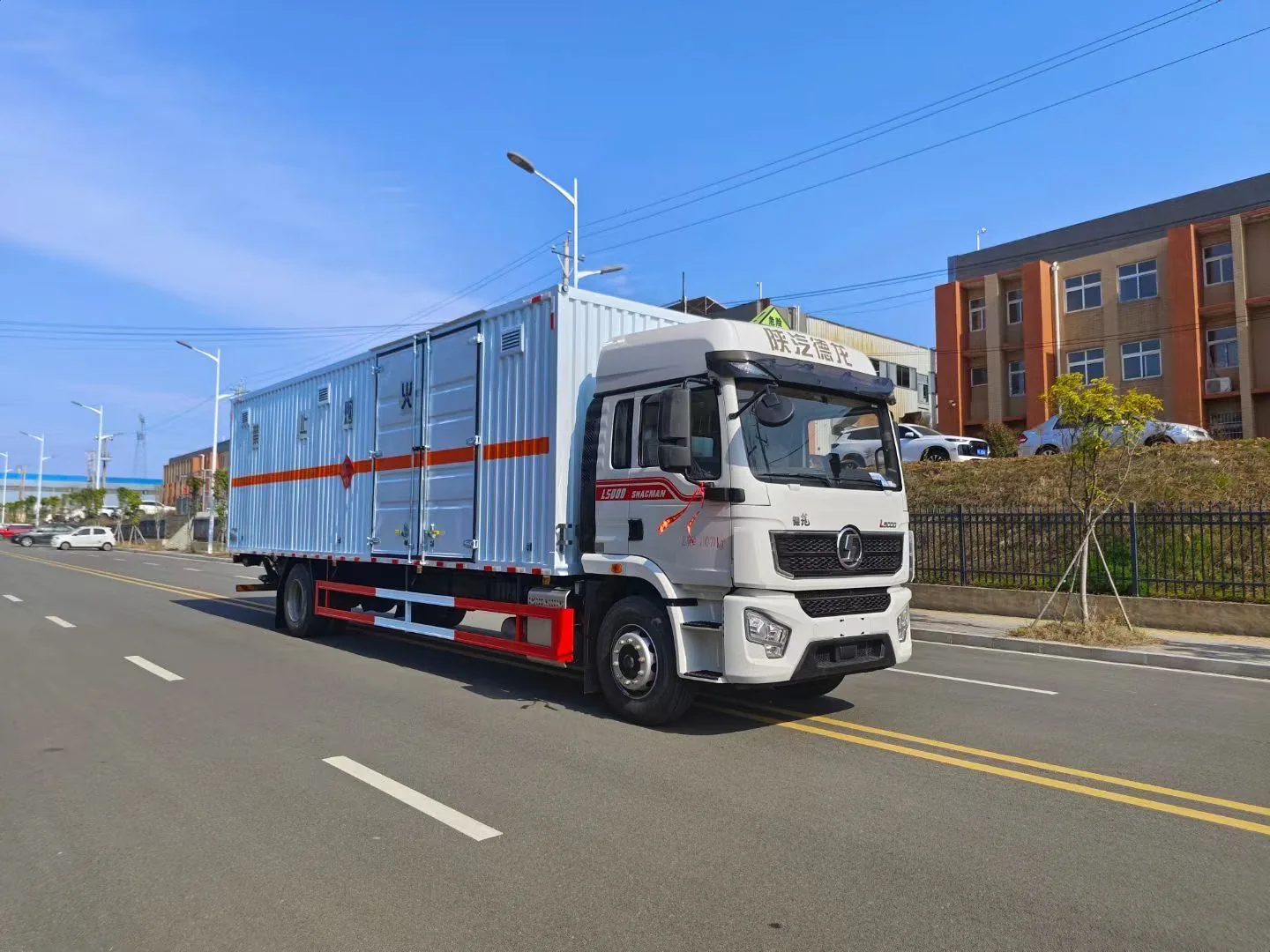 陕汽德龙L5000危化品厢式运输车 蓝白涂装 左前45度实拍 对开侧门