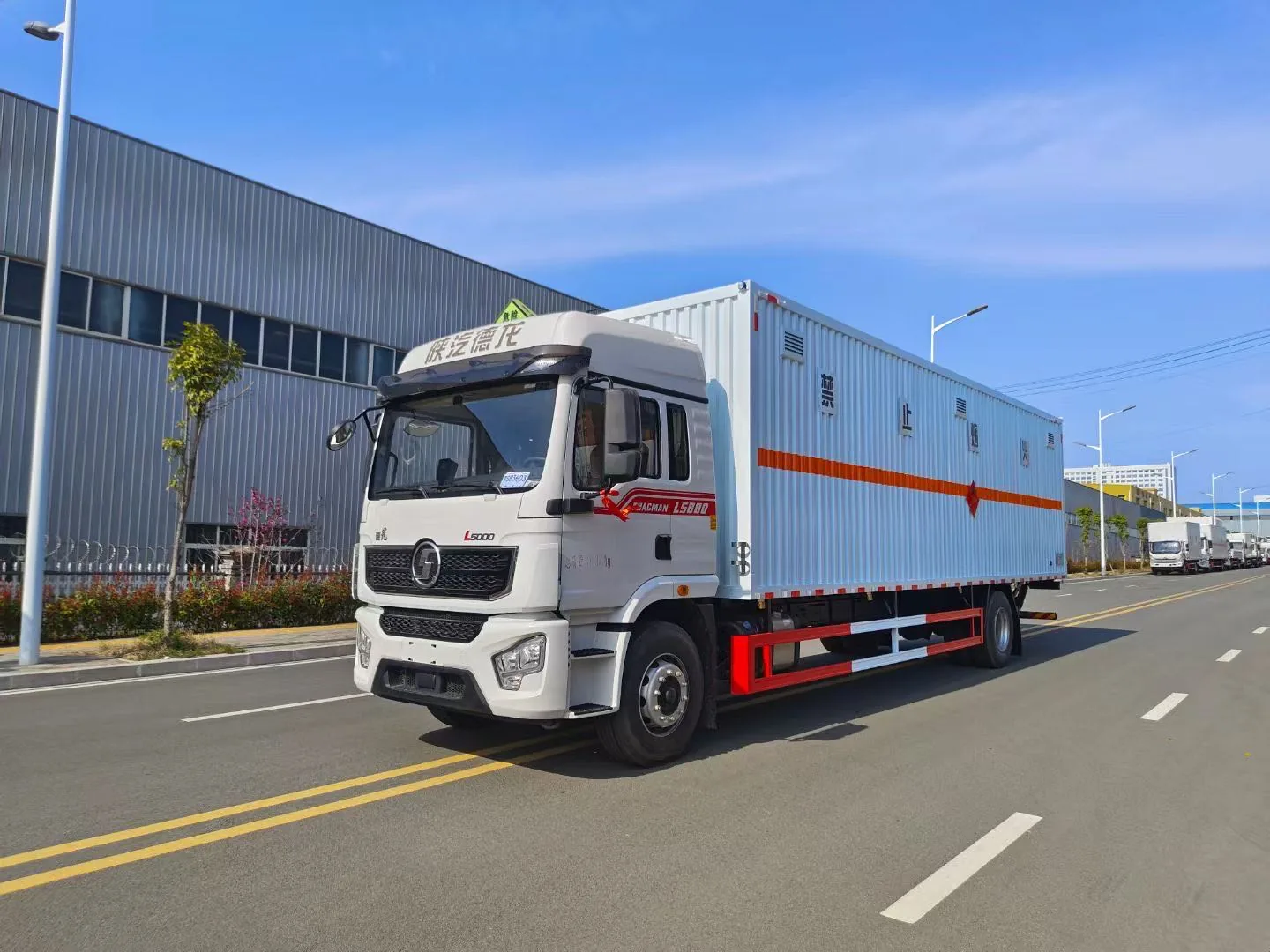 陕汽德龙L5000厢式危险品运输车 浅蓝涂装 左前45度实拍 危险品三角顶灯