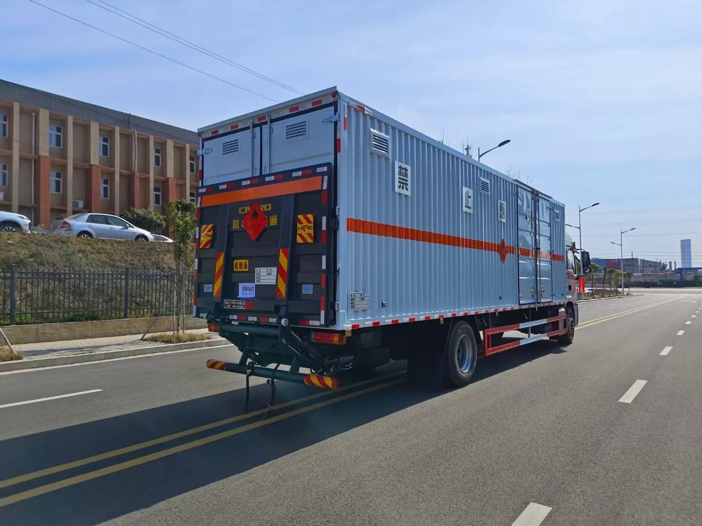 陕汽德龙L5000厢式危险品运输车 浅蓝涂装 左后45度实拍 液压尾板展开
