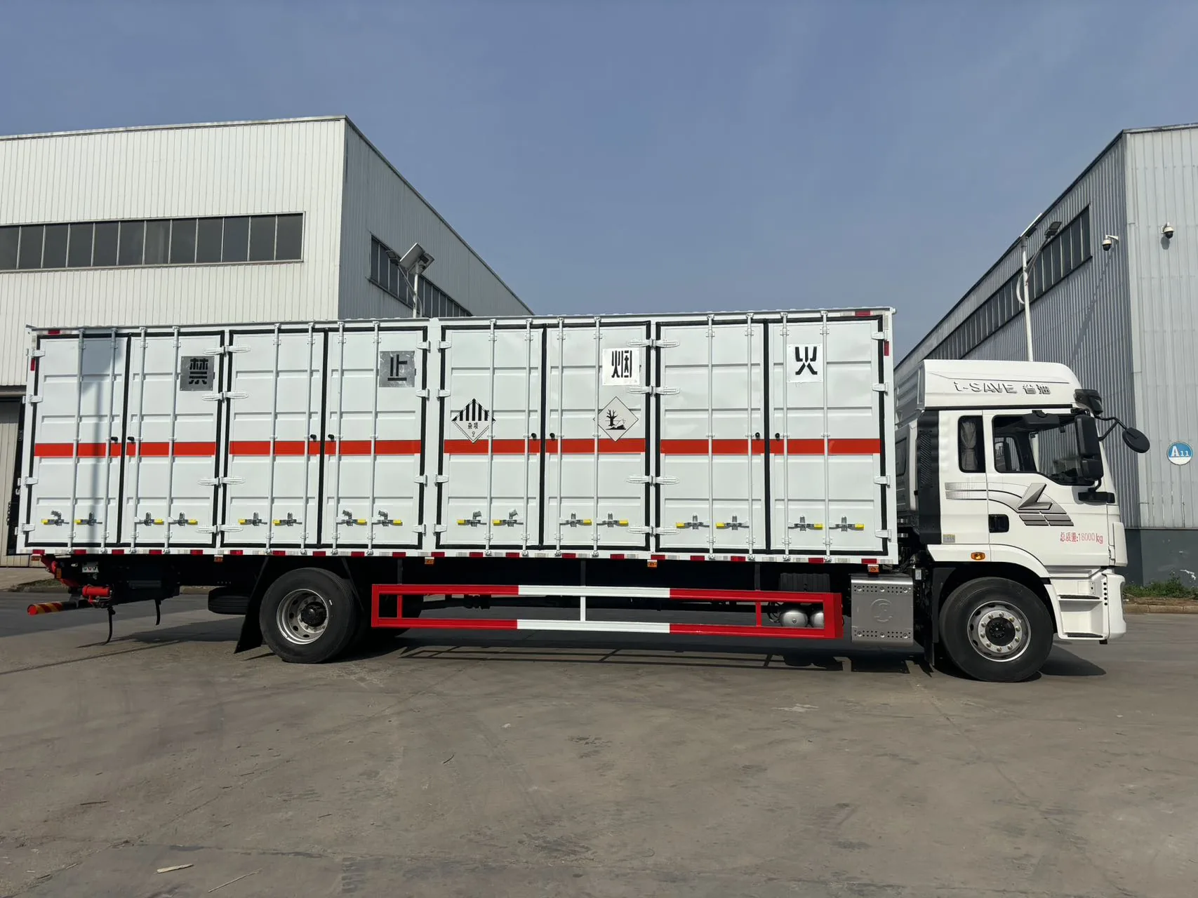 陕汽德龙L5000花栏通风厢式危险品运输车 右侧正侧实拍 多扇对开门+杂项/易燃液体菱形标