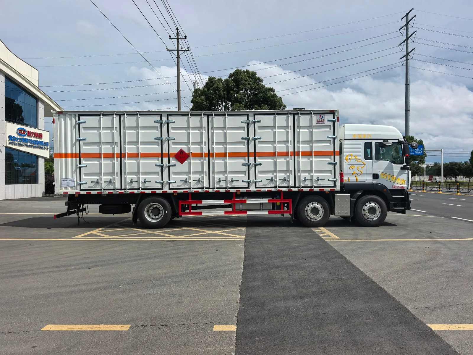 重汽汕德卡G5S危险品厢式运输车 右侧正侧实拍 多扇对开门厢体+橙色反光带+危险品菱形标